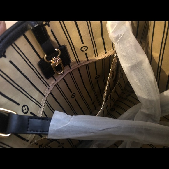 Handbag - Picture 3 of 4